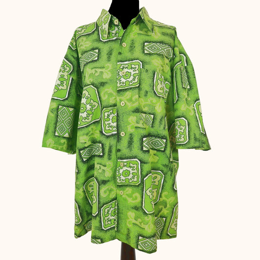 Einzigartiges und nachhaltiges Vintage Kurzarmhemd in grün-hellgrün-schwarz, Hawai-Style. Front