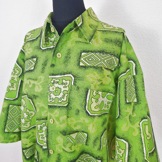 Einzigartiges und nachhaltiges Vintage Kurzarmhemd in grün-hellgrün-schwarz, Hawai-Style. Close-up.