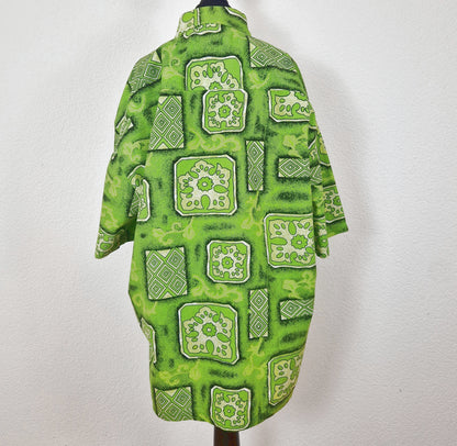 Einzigartiges und nachhaltiges Vintage Kurzarmhemd in grün-hellgrün-schwarz, Hawai-Style. Back.