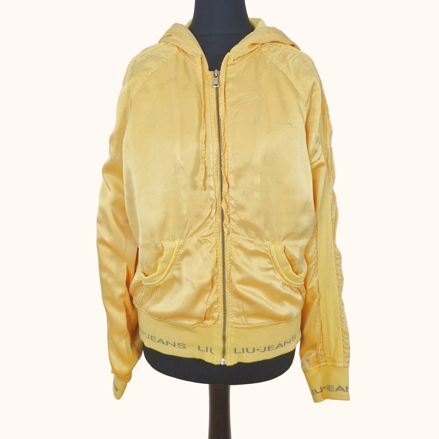 Einzigartiger und nachhaltiger Vintage Hoodie Cardigan in gelb, Liu Jeans. Front.