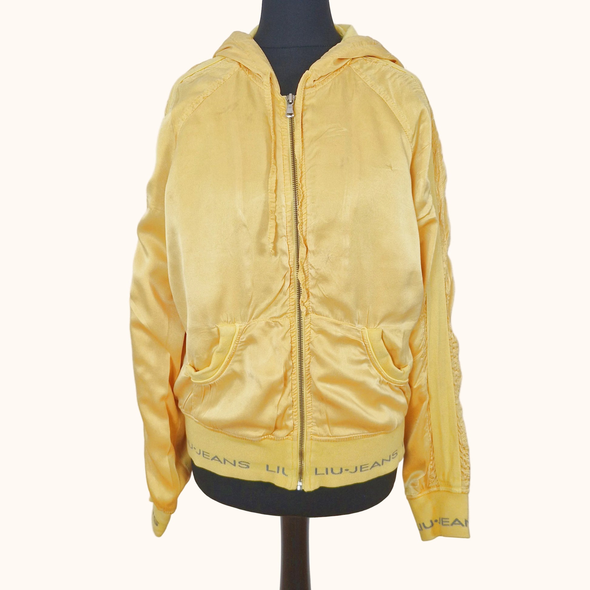 Einzigartiger und nachhaltiger Vintage Hoodie Cardigan in gelb, Liu Jeans. Front.