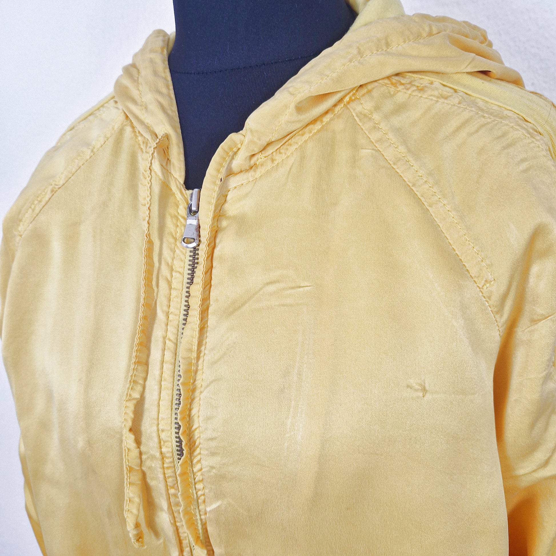 Einzigartiger und nachhaltiger Vintage Hoodie Cardigan in gelb, Liu Jeans. Close-up.