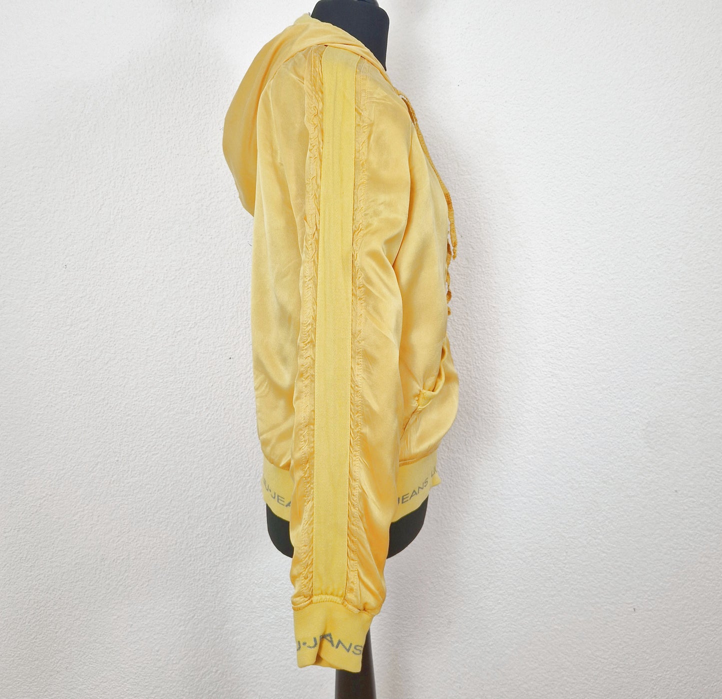 Einzigartiger und nachhaltiger Vintage Hoodie Cardigan in gelb, Liu Jeans. Side.