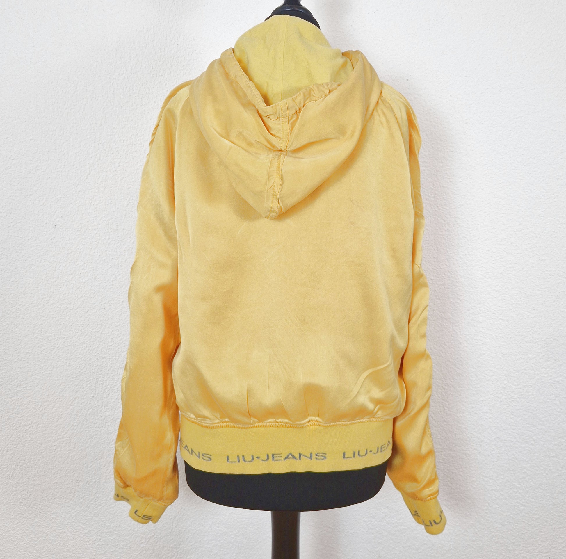 Einzigartiger und nachhaltiger Vintage Hoodie Cardigan in gelb, Liu Jeans. Back.