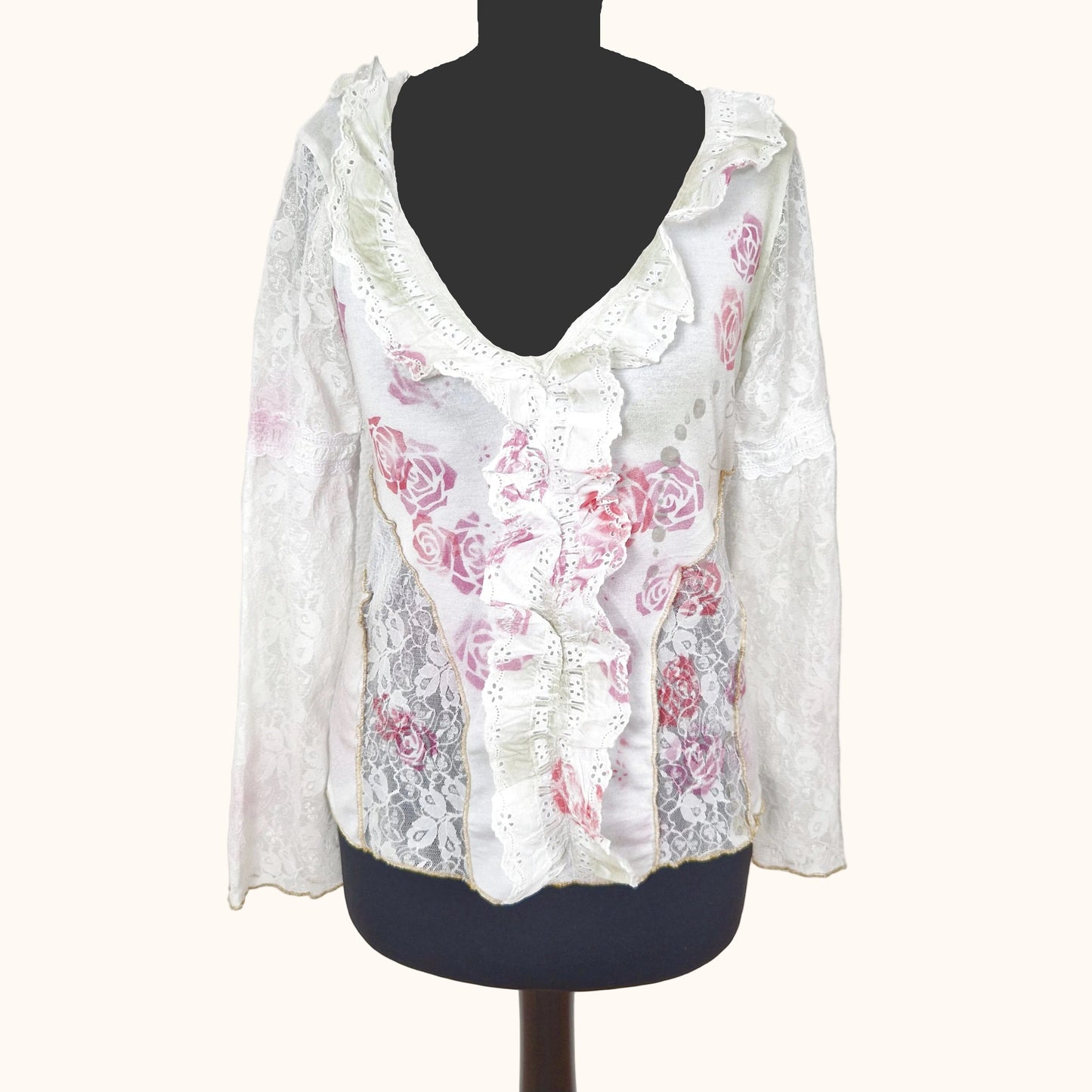 Einzigartiges und nachhaltiges Vintage Shirt in weiss-rosa-gold mit Rosen. Front.