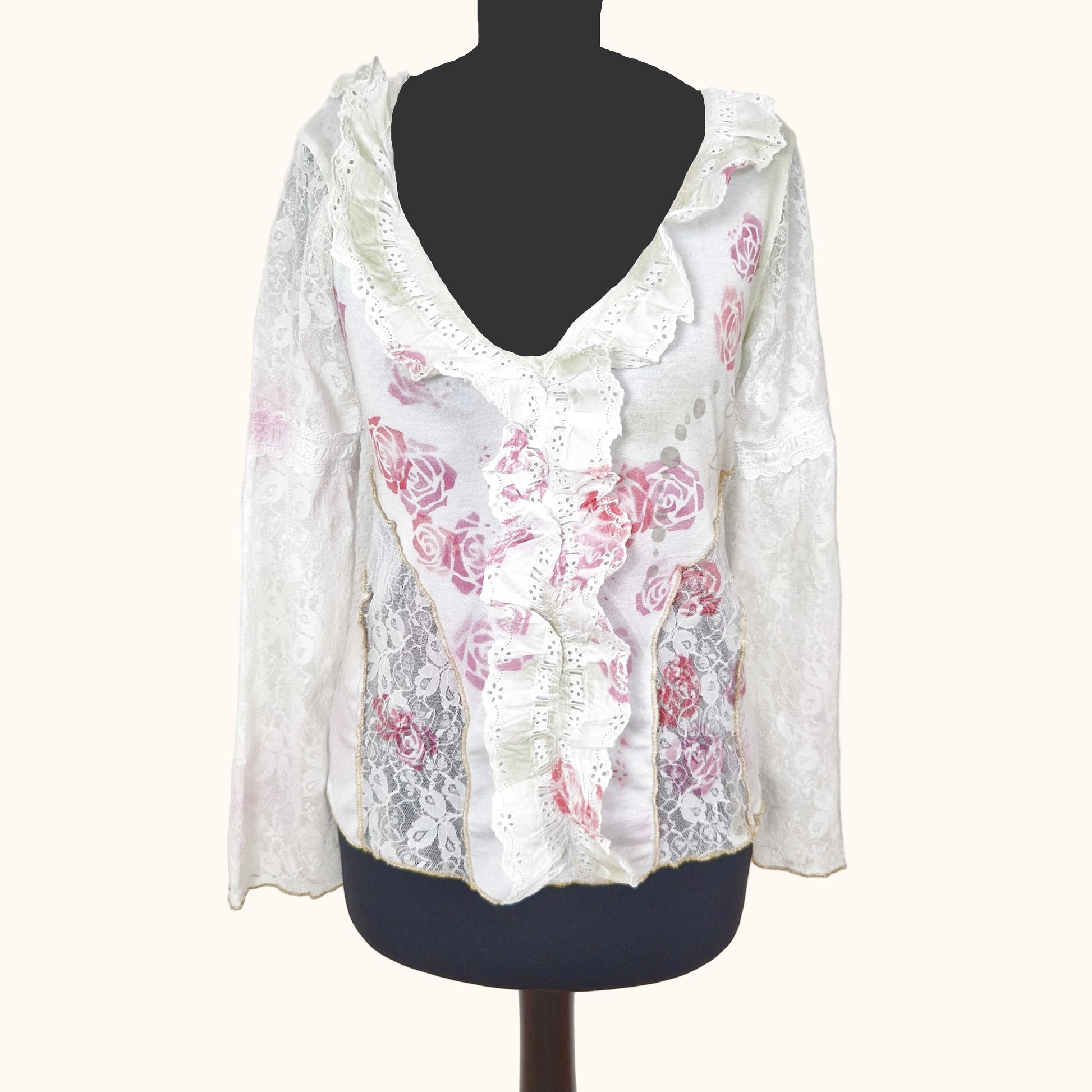 Einzigartiges und nachhaltiges Vintage Shirt in weiss-rosa-gold mit Rosen. Front.