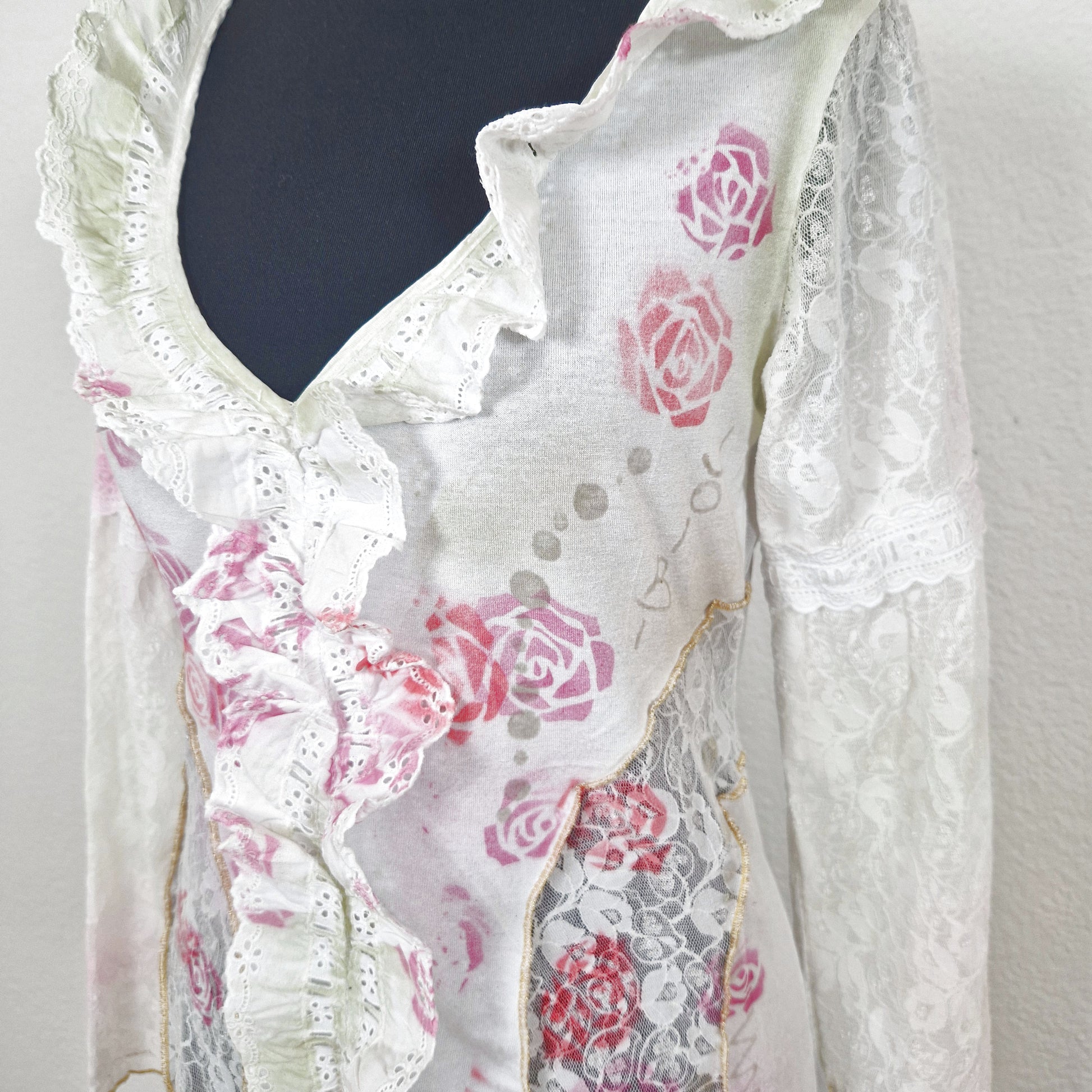 Einzigartiges und nachhaltiges Vintage Shirt in weiss-rosa-gold mit Rosen. Close-up.