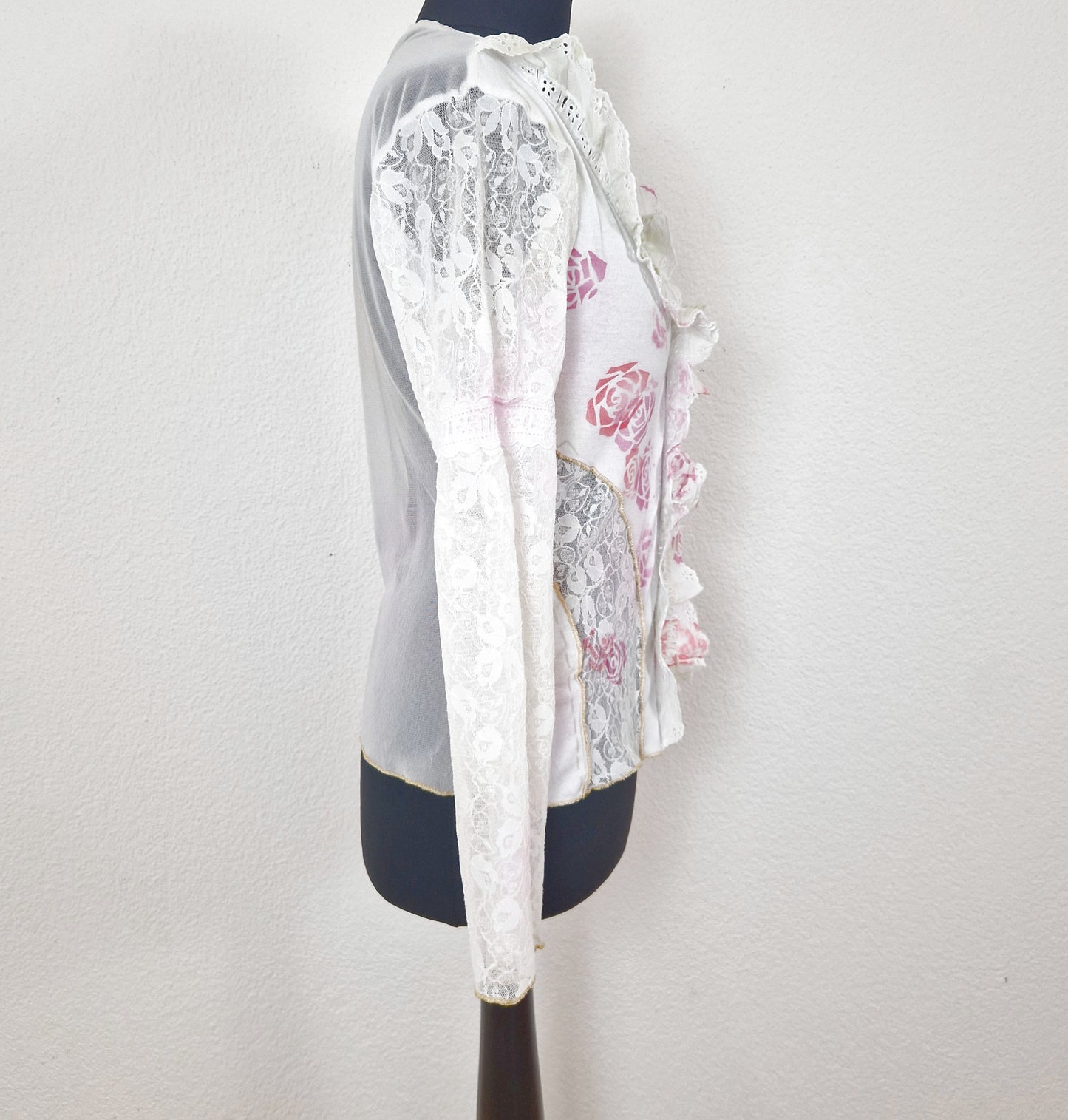 Einzigartiges und nachhaltiges Vintage Shirt in weiss-rosa-gold mit Rosen. Side.