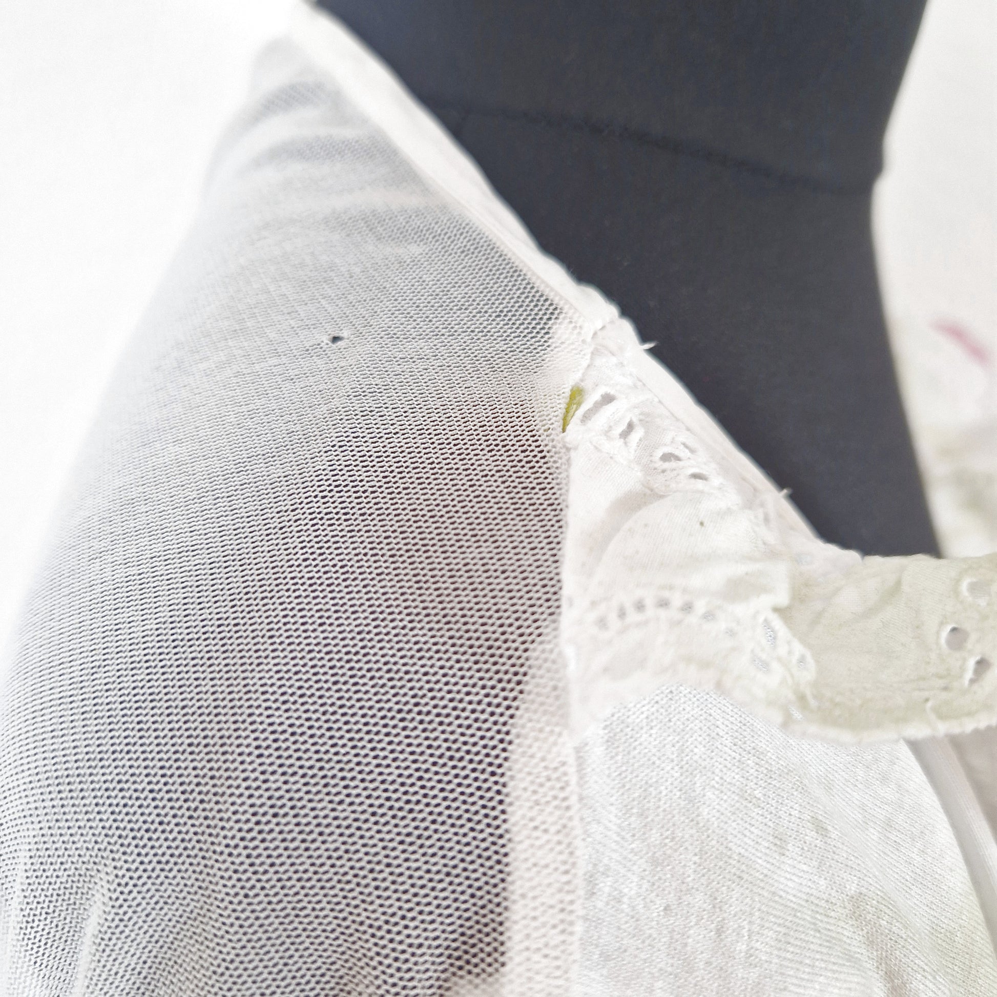 Einzigartiges und nachhaltiges Vintage Shirt in weiss-rosa-gold mit Rosen. Imperfection.