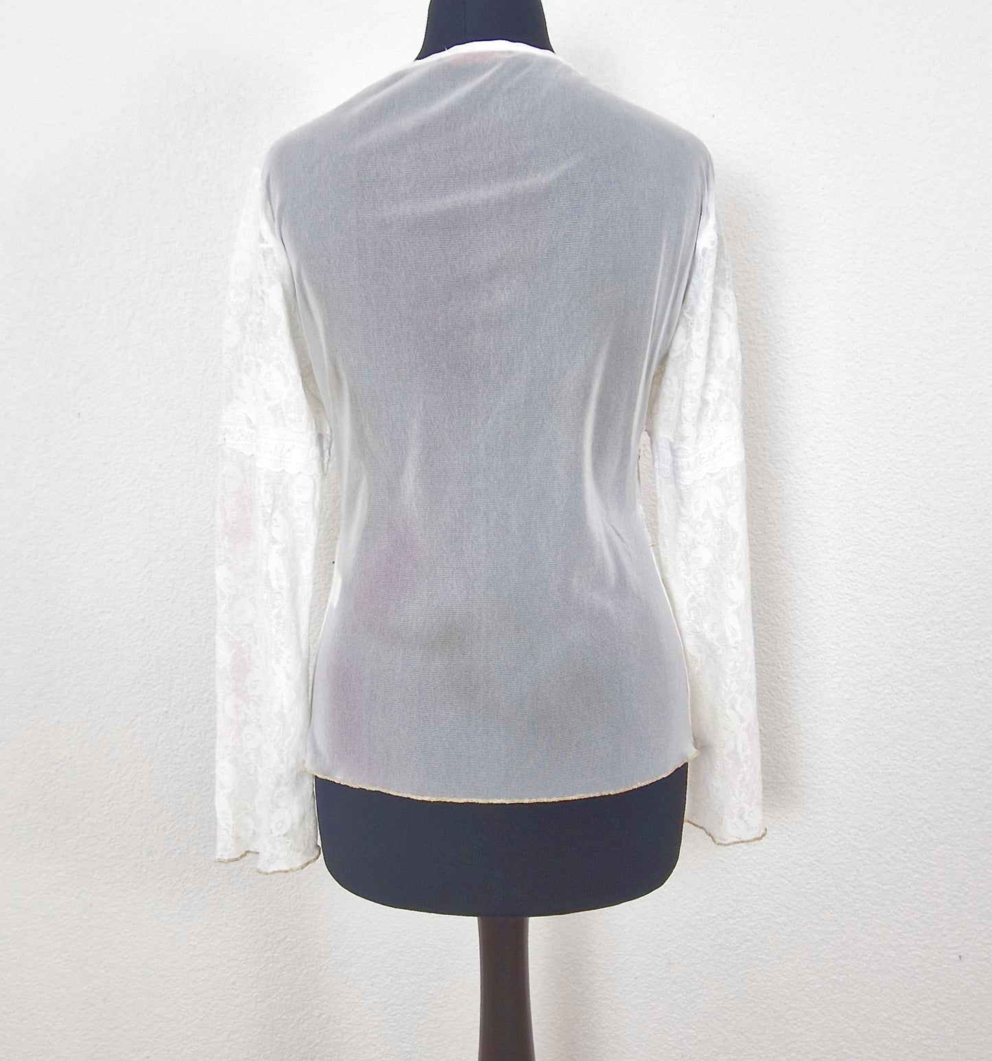 Einzigartiges und nachhaltiges Vintage Shirt in weiss-rosa-gold mit Rosen. Back.