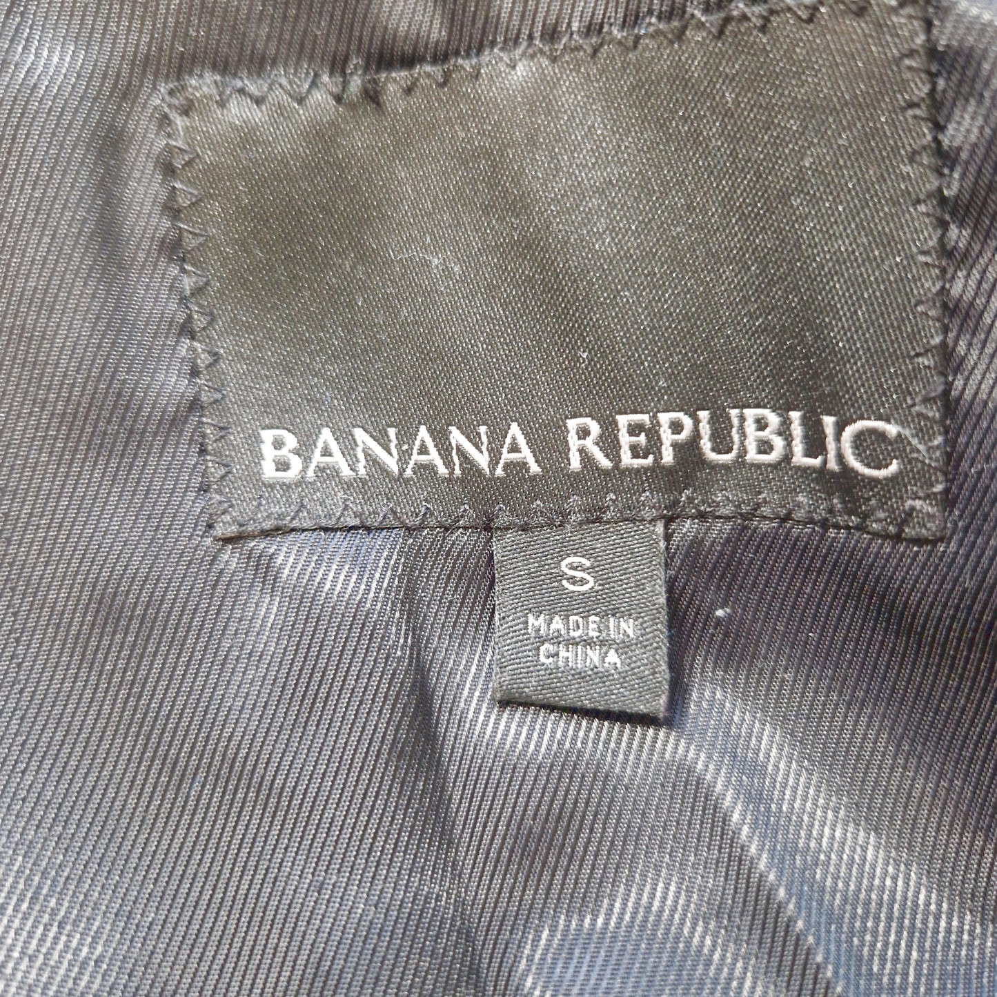 Einzigartiger und nachhaltiger Vintage Mantel in schwarz-weiss mit Fischgrätemuster von Banana Republic. Tag.