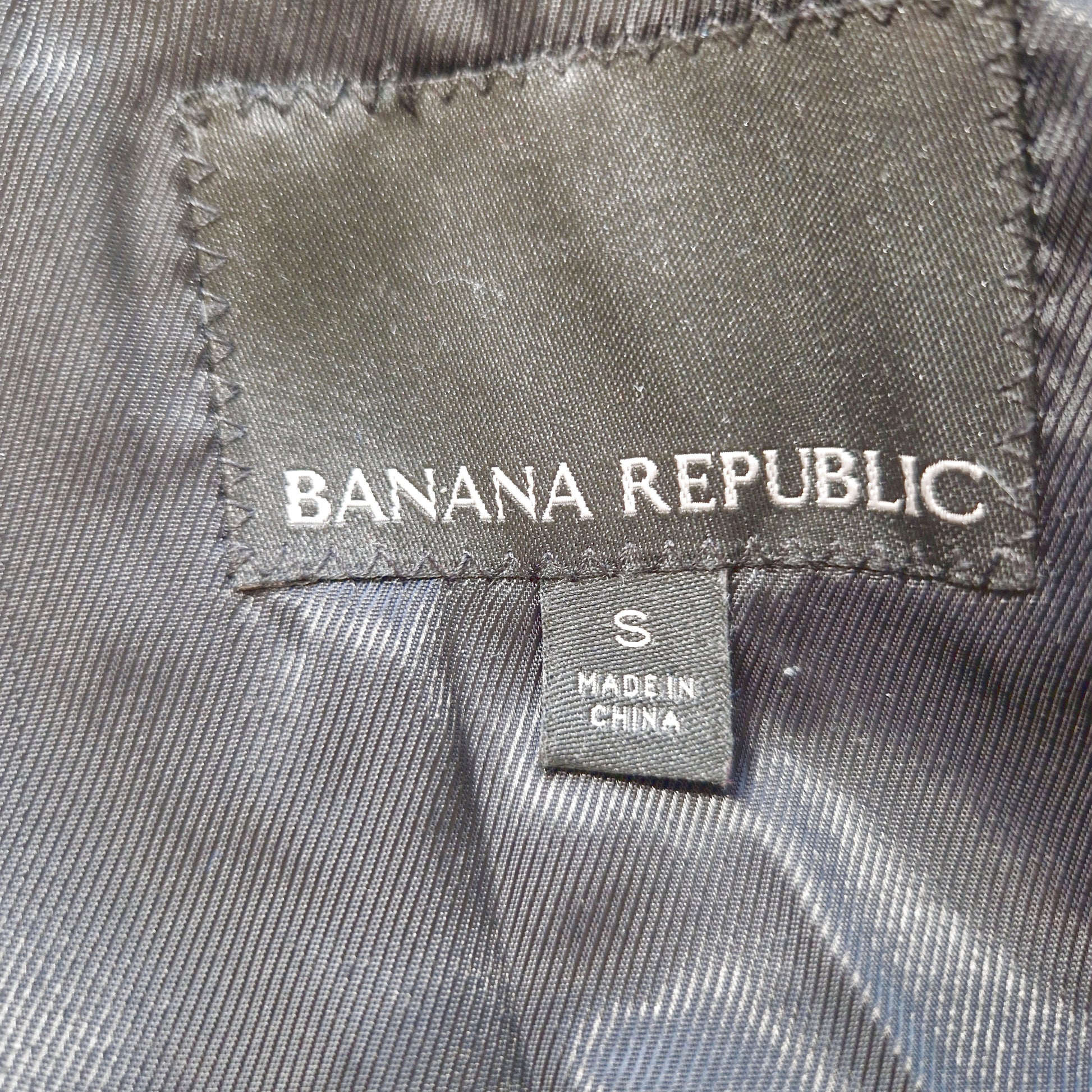 Einzigartiger und nachhaltiger Vintage Mantel in schwarz-weiss mit Fischgrätemuster von Banana Republic. Tag.