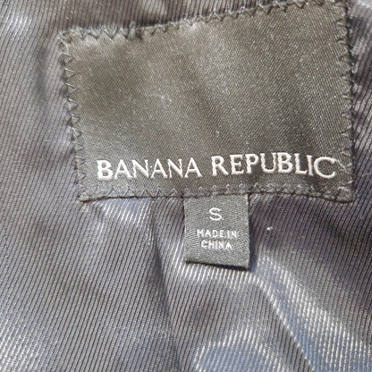 Einzigartiger und nachhaltiger Vintage Mantel in schwarz-weiss mit Fischgrätemuster von Banana Republic. Tag.