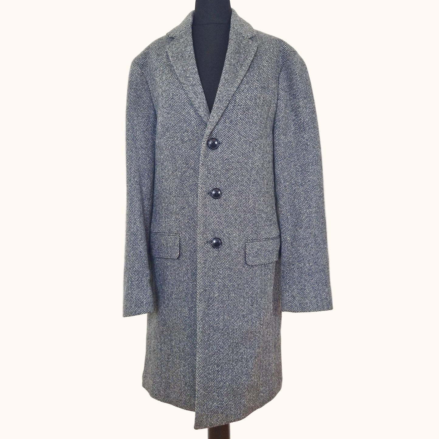Einzigartiger und nachhaltiger Vintage Mantel in schwarz-weiss mit Fischgrätemuster von Banana Republic. Front.
