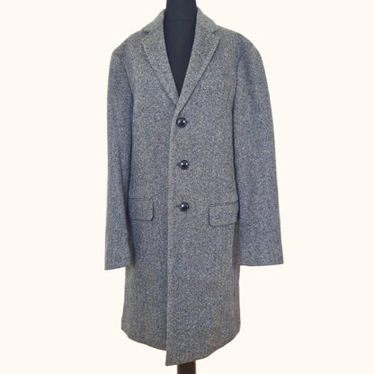 Einzigartiger und nachhaltiger Vintage Mantel in schwarz-weiss mit Fischgrätemuster von Banana Republic. Front.
