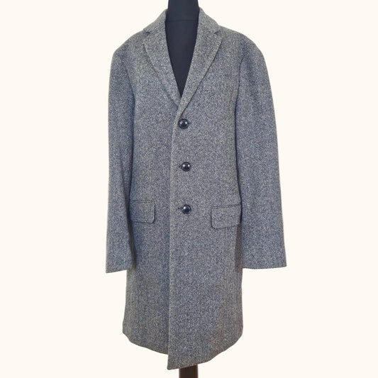 Einzigartiger und nachhaltiger Vintage Mantel in schwarz-weiss mit Fischgrätemuster von Banana Republic. Front.