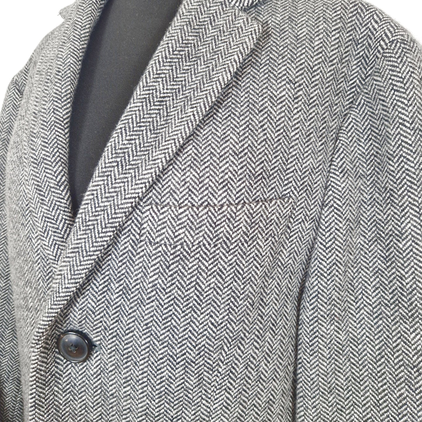 Einzigartiger und nachhaltiger Vintage Mantel in schwarz-weiss mit Fischgrätemuster von Banana Republic. Close-up.
