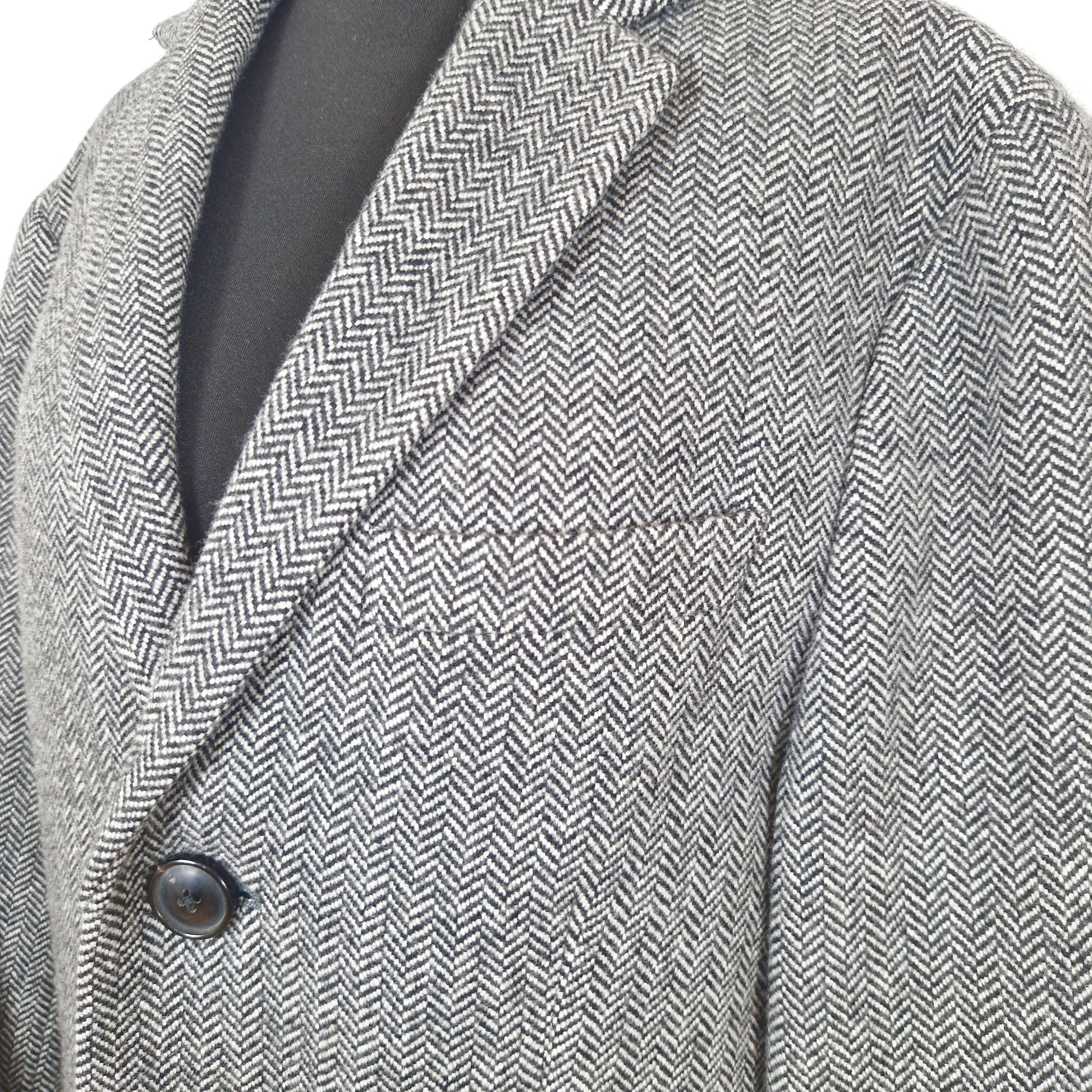 Einzigartiger und nachhaltiger Vintage Mantel in schwarz-weiss mit Fischgrätemuster von Banana Republic. Close-up.