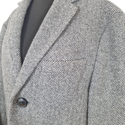 Einzigartiger und nachhaltiger Vintage Mantel in schwarz-weiss mit Fischgrätemuster von Banana Republic. Close-up.