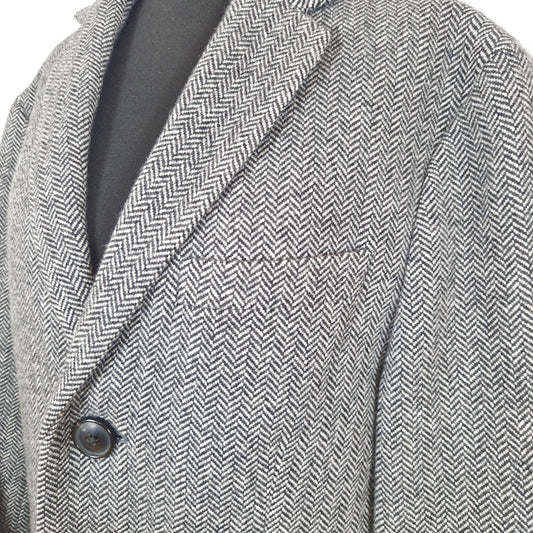 Einzigartiger und nachhaltiger Vintage Mantel in schwarz-weiss mit Fischgrätemuster von Banana Republic. Close-up.