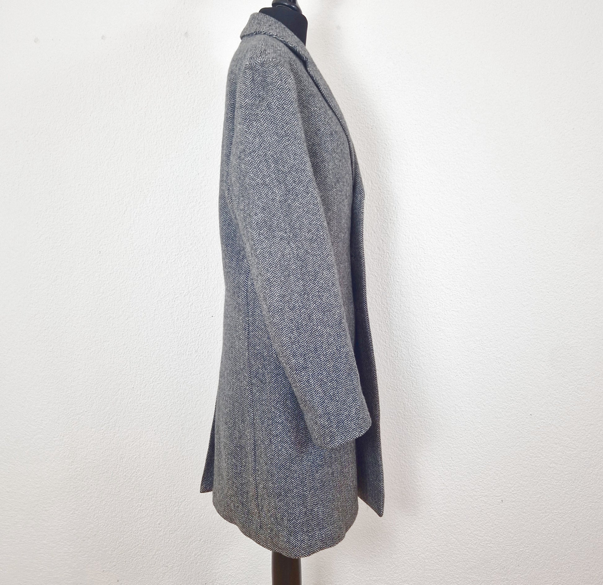 Einzigartiger und nachhaltiger Vintage Mantel in schwarz-weiss mit Fischgrätemuster von Banana Republic. Side.
