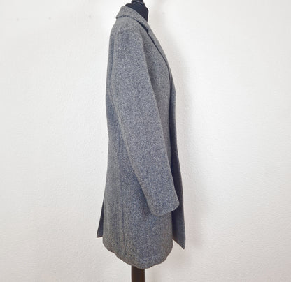 Einzigartiger und nachhaltiger Vintage Mantel in schwarz-weiss mit Fischgrätemuster von Banana Republic. Side.
