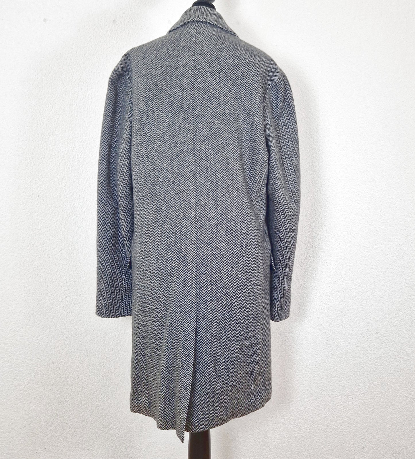 Einzigartiger und nachhaltiger Vintage Mantel in schwarz-weiss mit Fischgrätemuster von Banana Republic. Back.