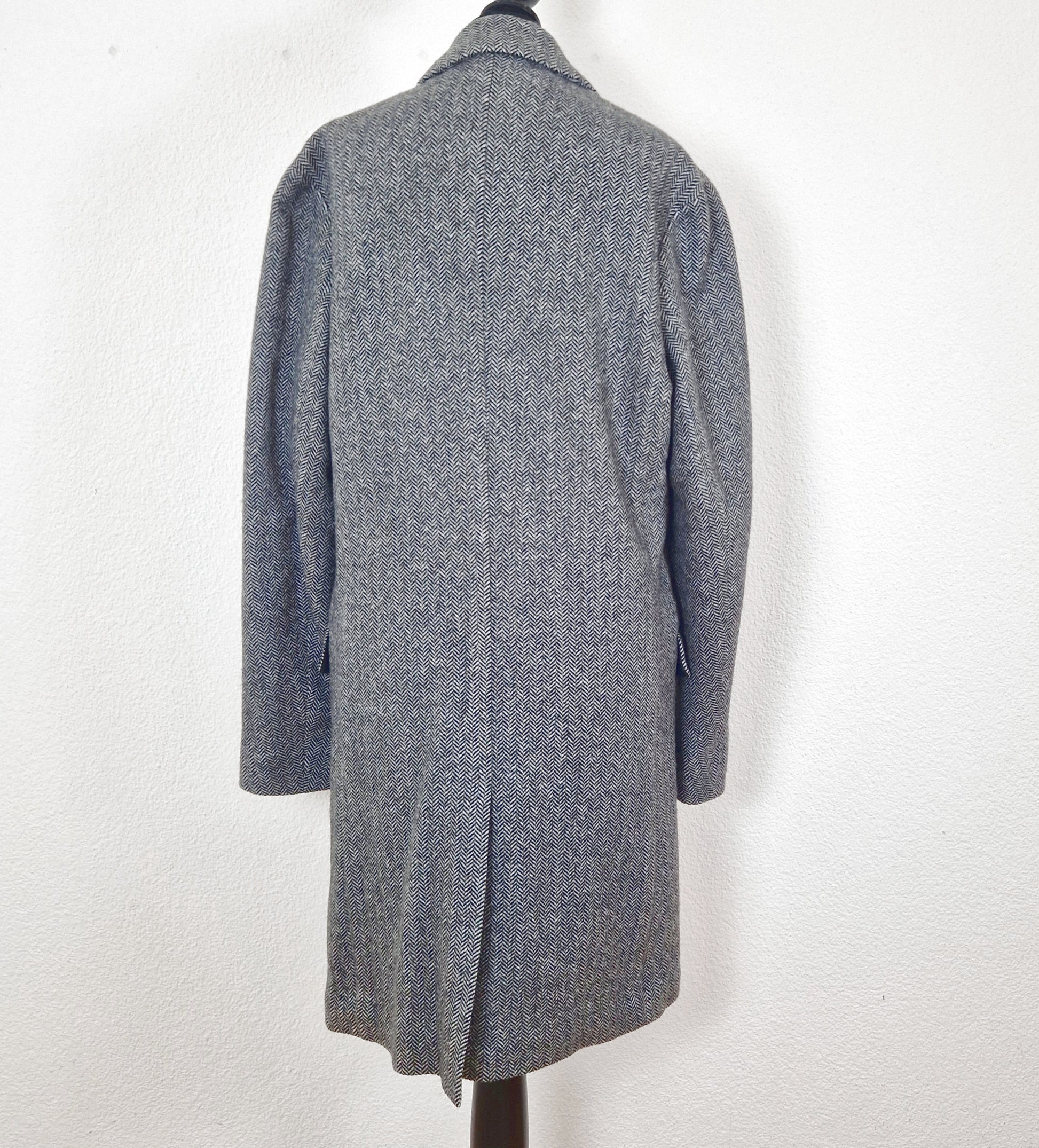 Einzigartiger und nachhaltiger Vintage Mantel in schwarz-weiss mit Fischgrätemuster von Banana Republic. Back.