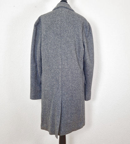 Einzigartiger und nachhaltiger Vintage Mantel in schwarz-weiss mit Fischgrätemuster von Banana Republic. Back.