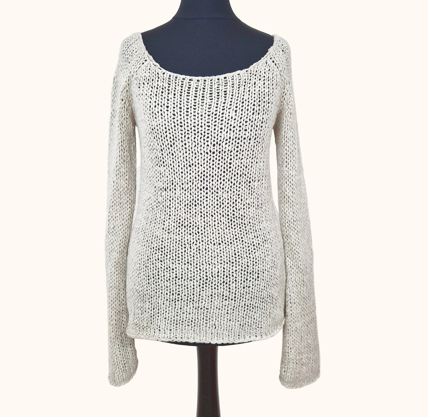 Einzigartiger und nachhaltiger Vintage Pullover in beige mit Trompetenärmeln. Front.
