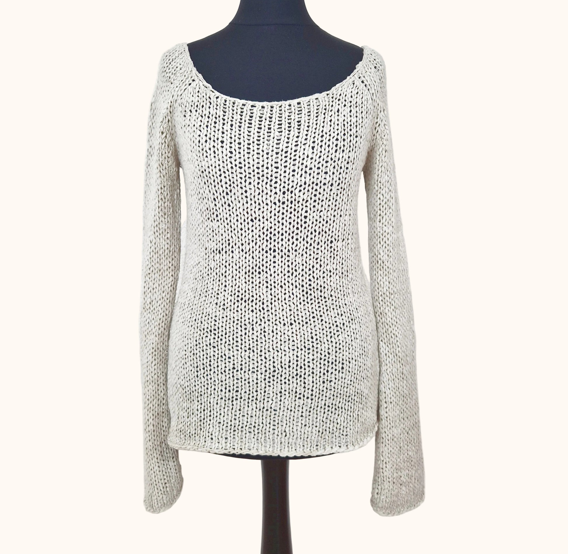 Einzigartiger und nachhaltiger Vintage Pullover in beige mit Trompetenärmeln. Front.
