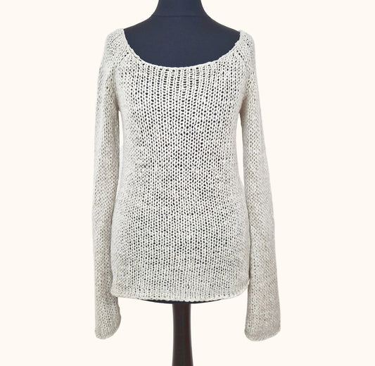 Einzigartiger und nachhaltiger Vintage Pullover in beige mit Trompetenärmeln. Front.