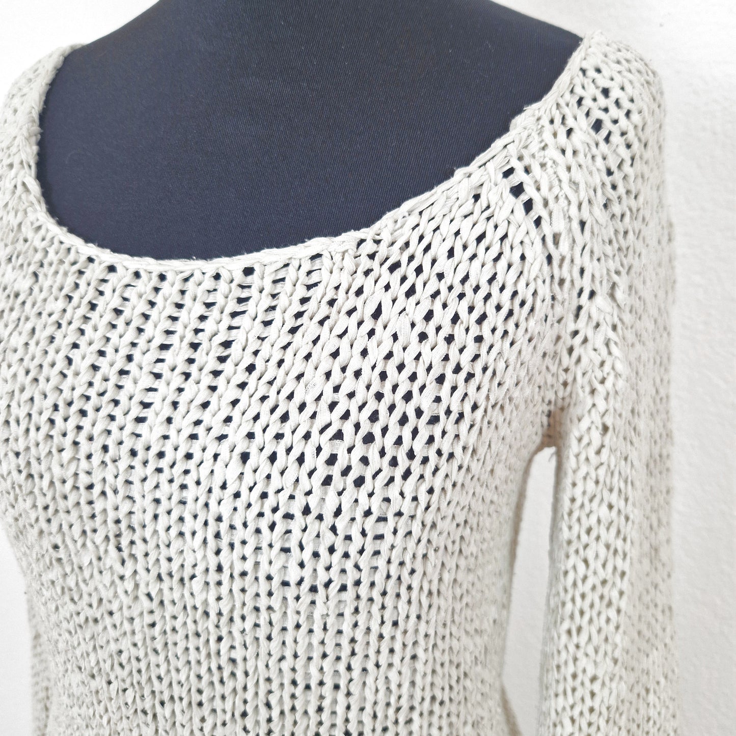 Einzigartiger und nachhaltiger Vintage Pullover in beige mit Trompetenärmeln. Close-up.
