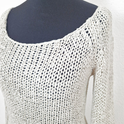 Einzigartiger und nachhaltiger Vintage Pullover in beige mit Trompetenärmeln. Close-up.