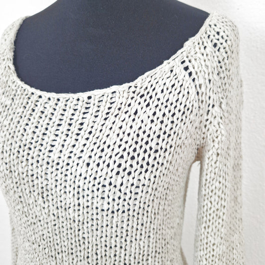 Einzigartiger und nachhaltiger Vintage Pullover in beige mit Trompetenärmeln. Close-up.