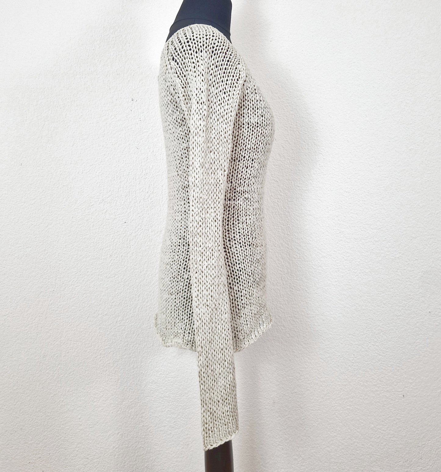 Einzigartiger und nachhaltiger Vintage Pullover in beige mit Trompetenärmeln. Side.