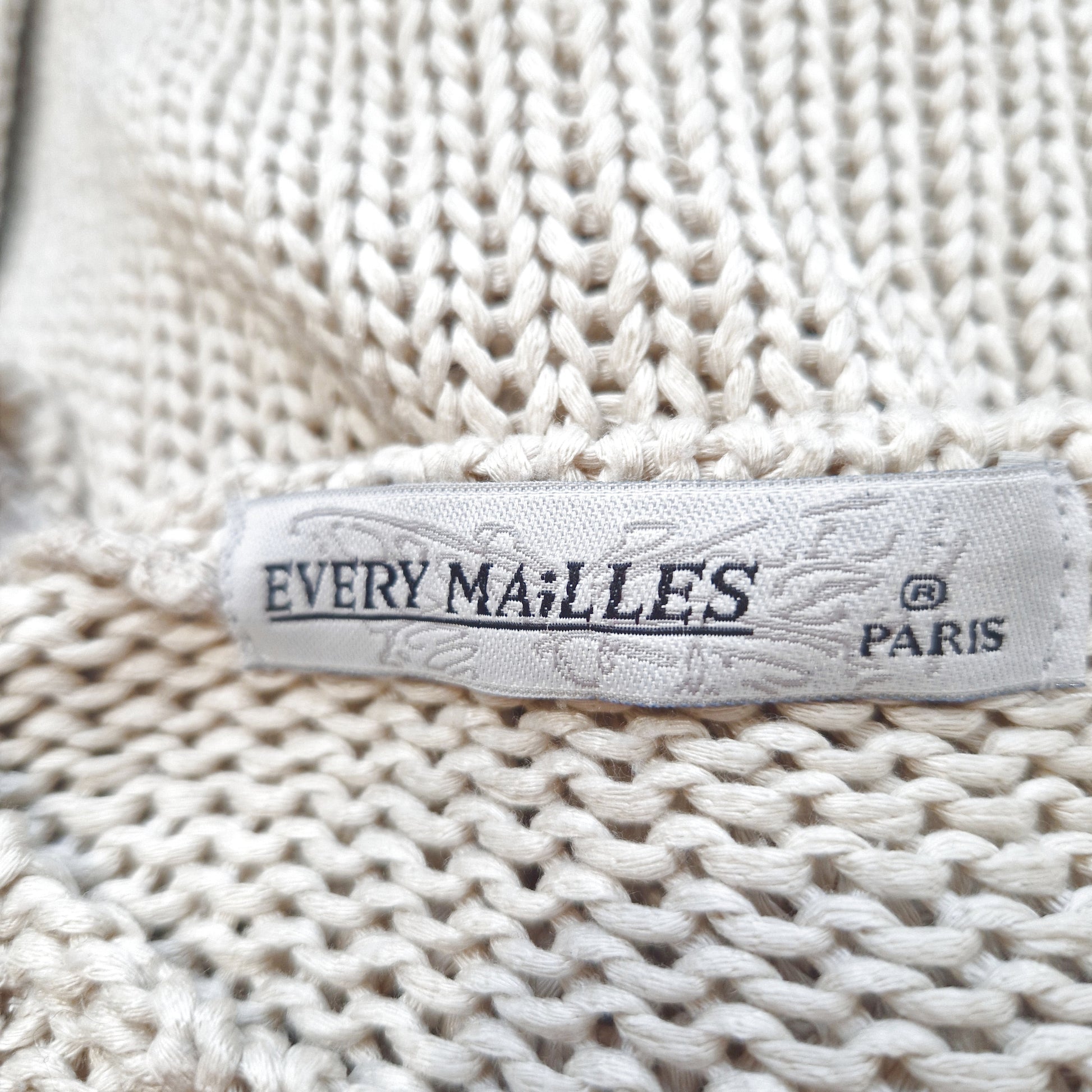 Einzigartiger und nachhaltiger Vintage Pullover in beige, asymmetrisch. Tag.