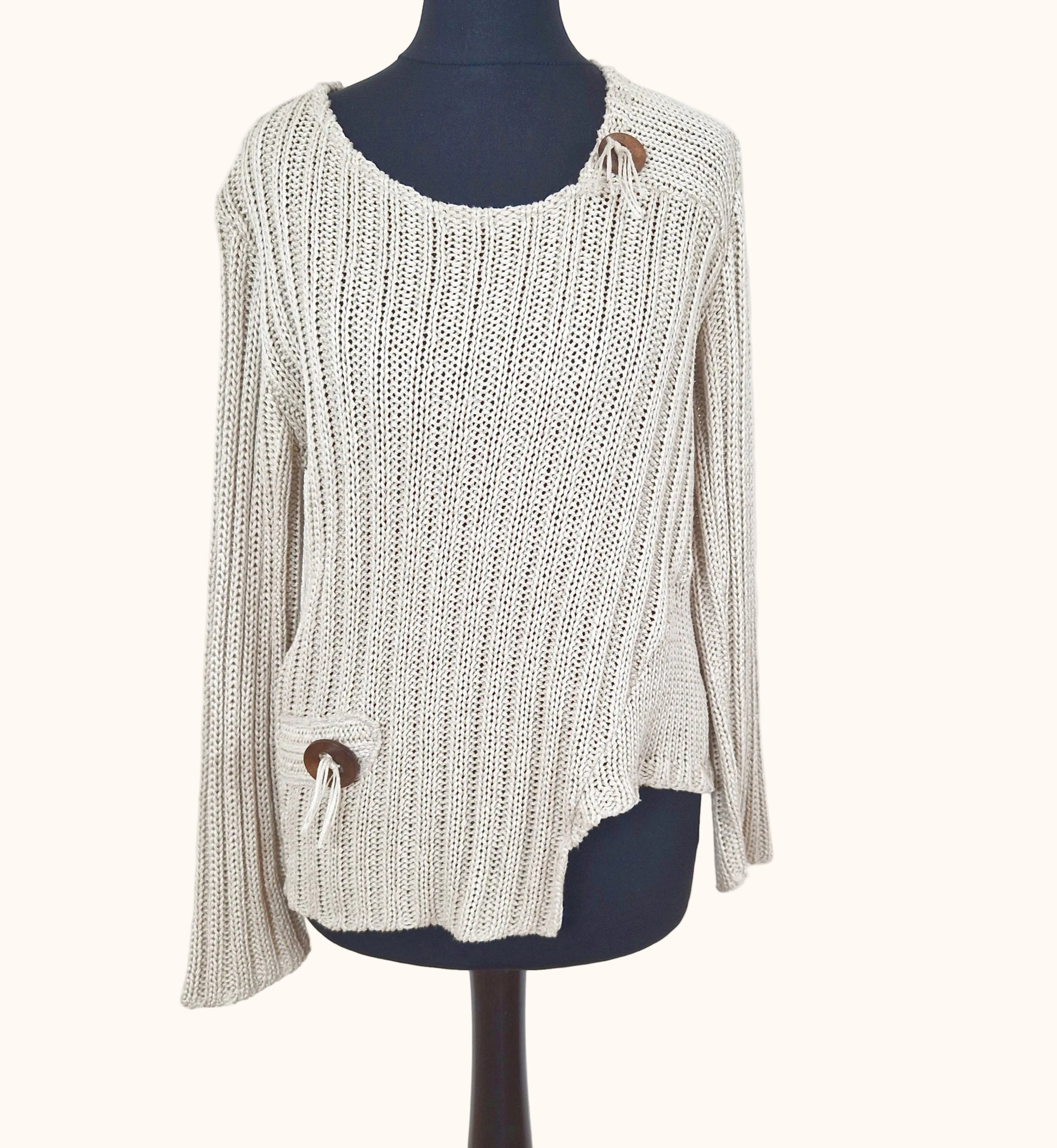 Einzigartiger und nachhaltiger Vintage Pullover in beige, asymmetrisch. Front. 