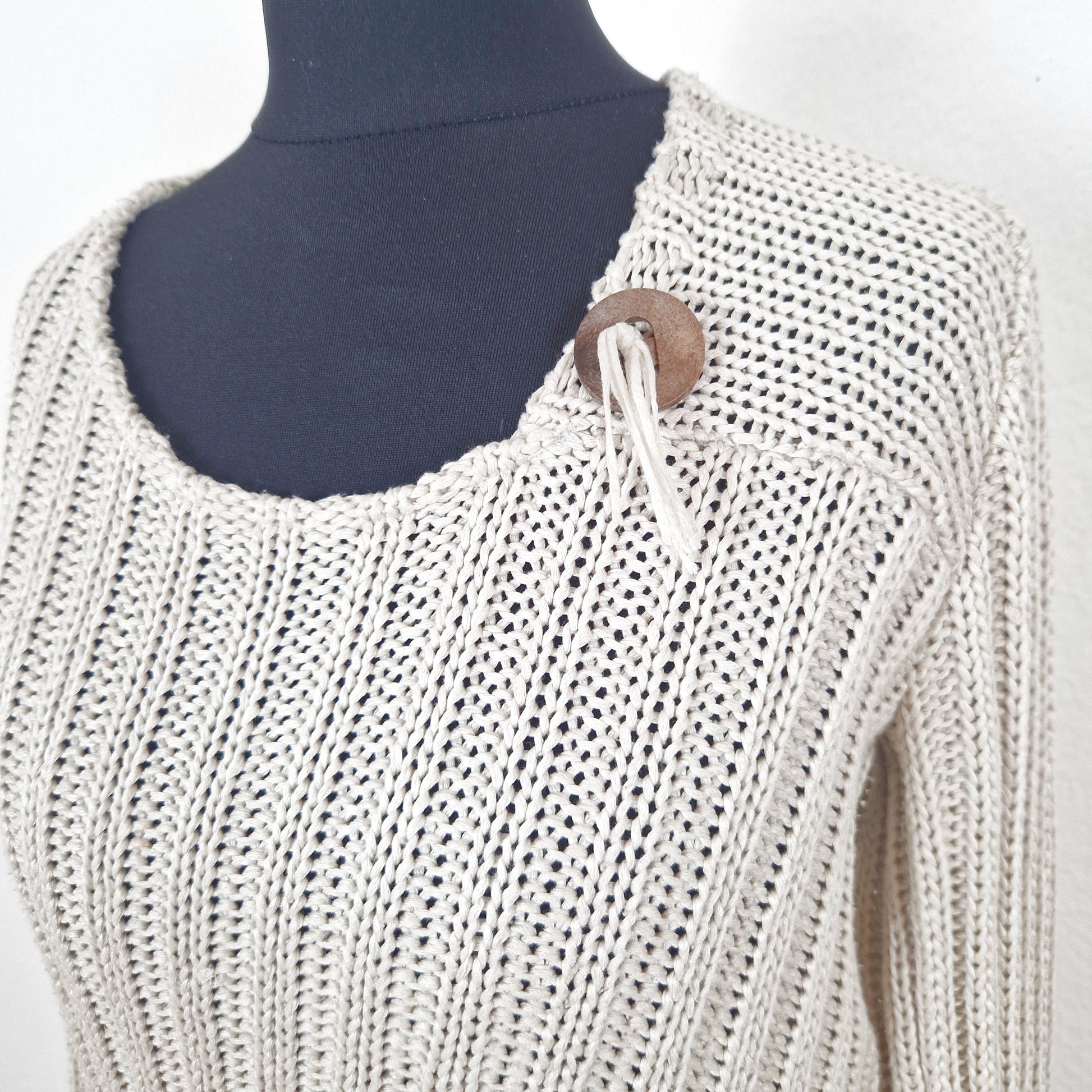 Einzigartiger und nachhaltiger Vintage Pullover in beige, asymmetrisch. Close-up.