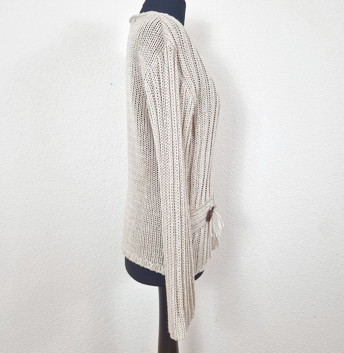 Einzigartiger und nachhaltiger Vintage Pullover in beige, asymmetrisch. Side.