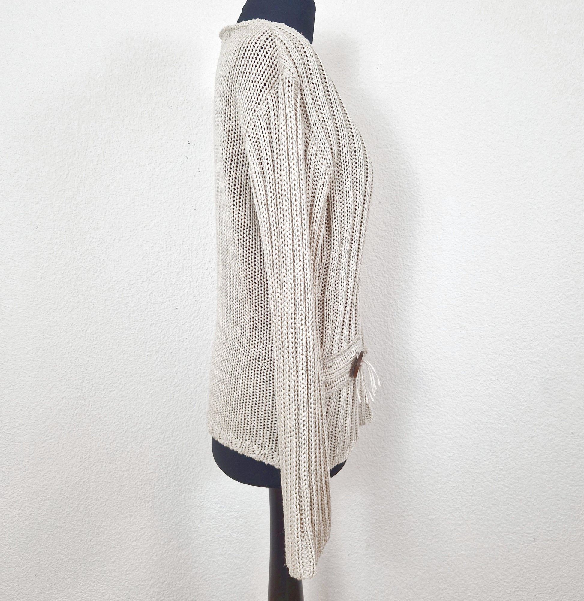Einzigartiger und nachhaltiger Vintage Pullover in beige, asymmetrisch. Side.