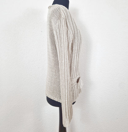 Einzigartiger und nachhaltiger Vintage Pullover in beige, asymmetrisch. Side.