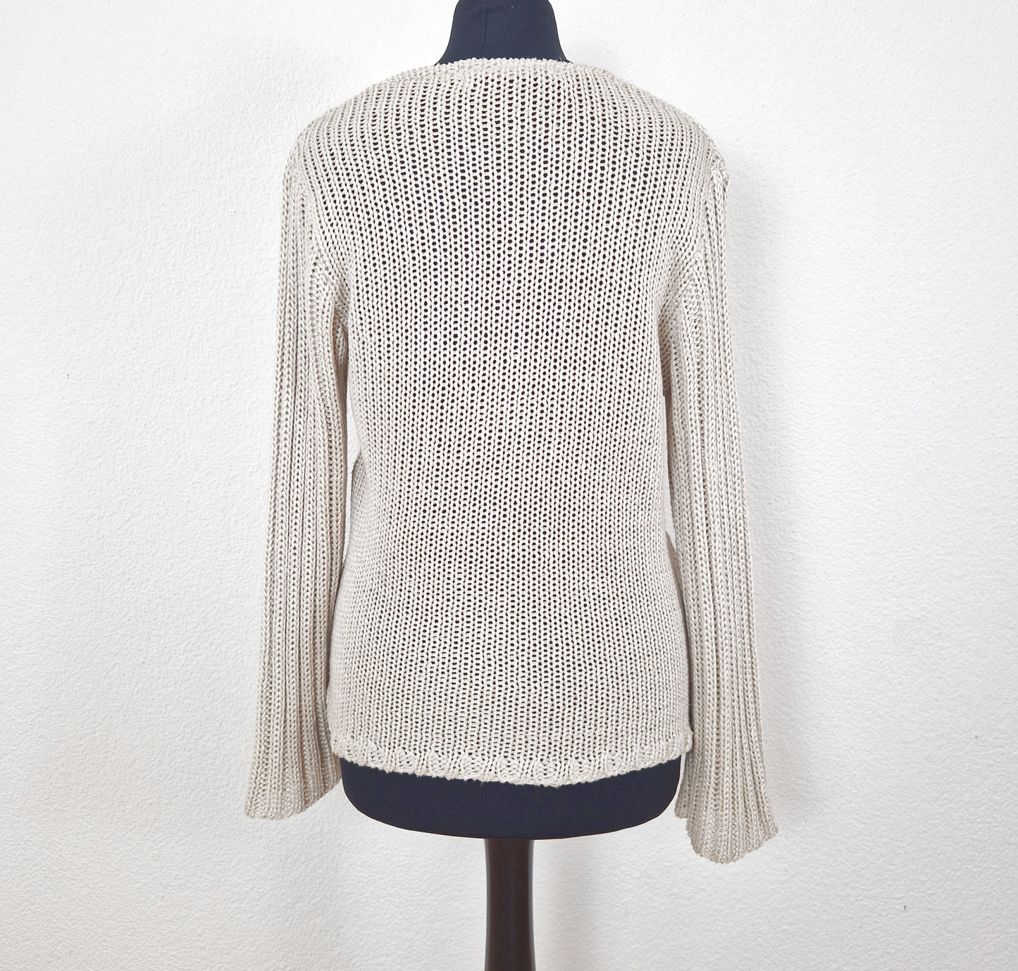 Einzigartiger und nachhaltiger Vintage Pullover in beige, asymmetrisch. Back.