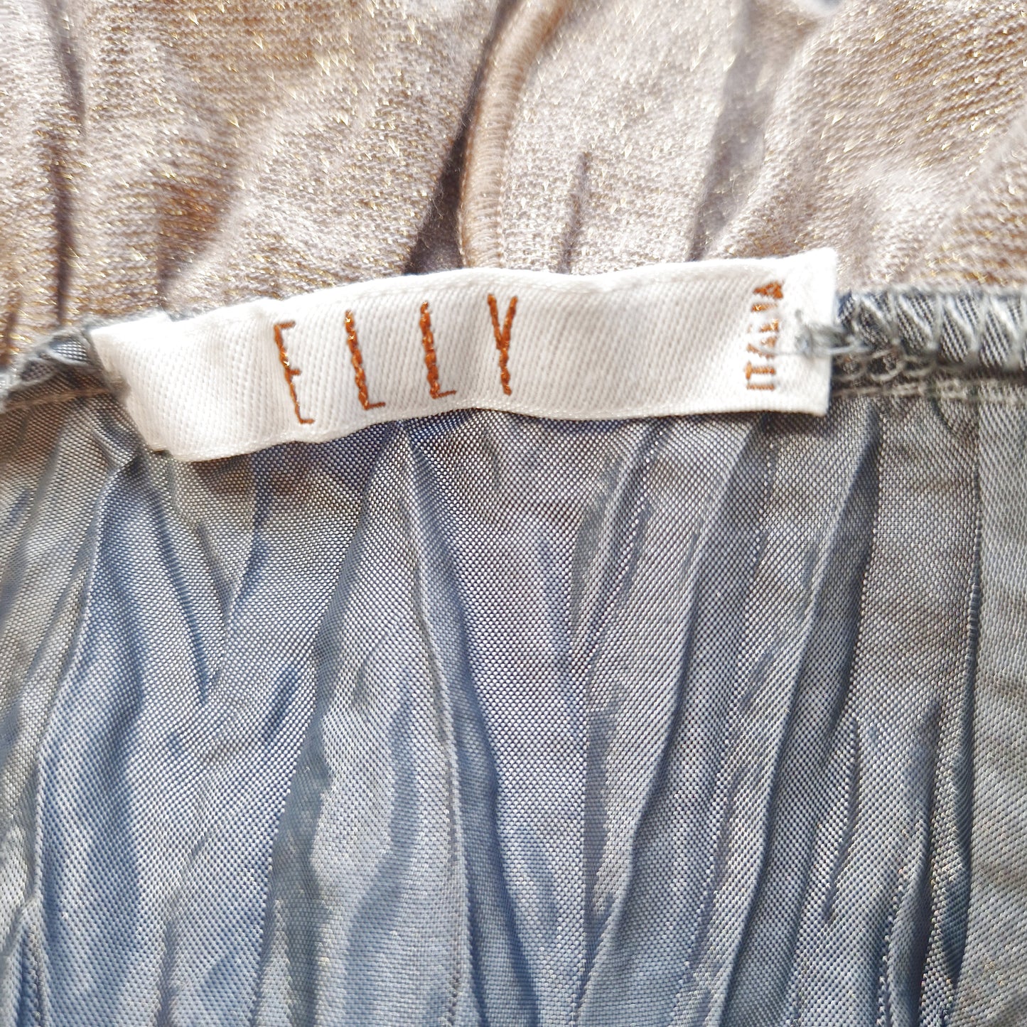 Einzigartiger und nachhaltiger Vintage Cardigan in grau-silber-gold mit Rüschen und Crinkle. Tag.