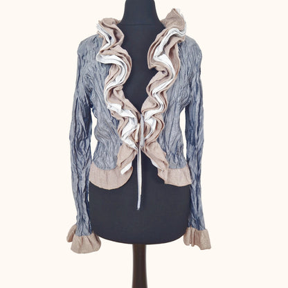Einzigartiger und nachhaltiger Vintage Cardigan in grau-silber-gold mit Rüschen und Crinkle. Front.