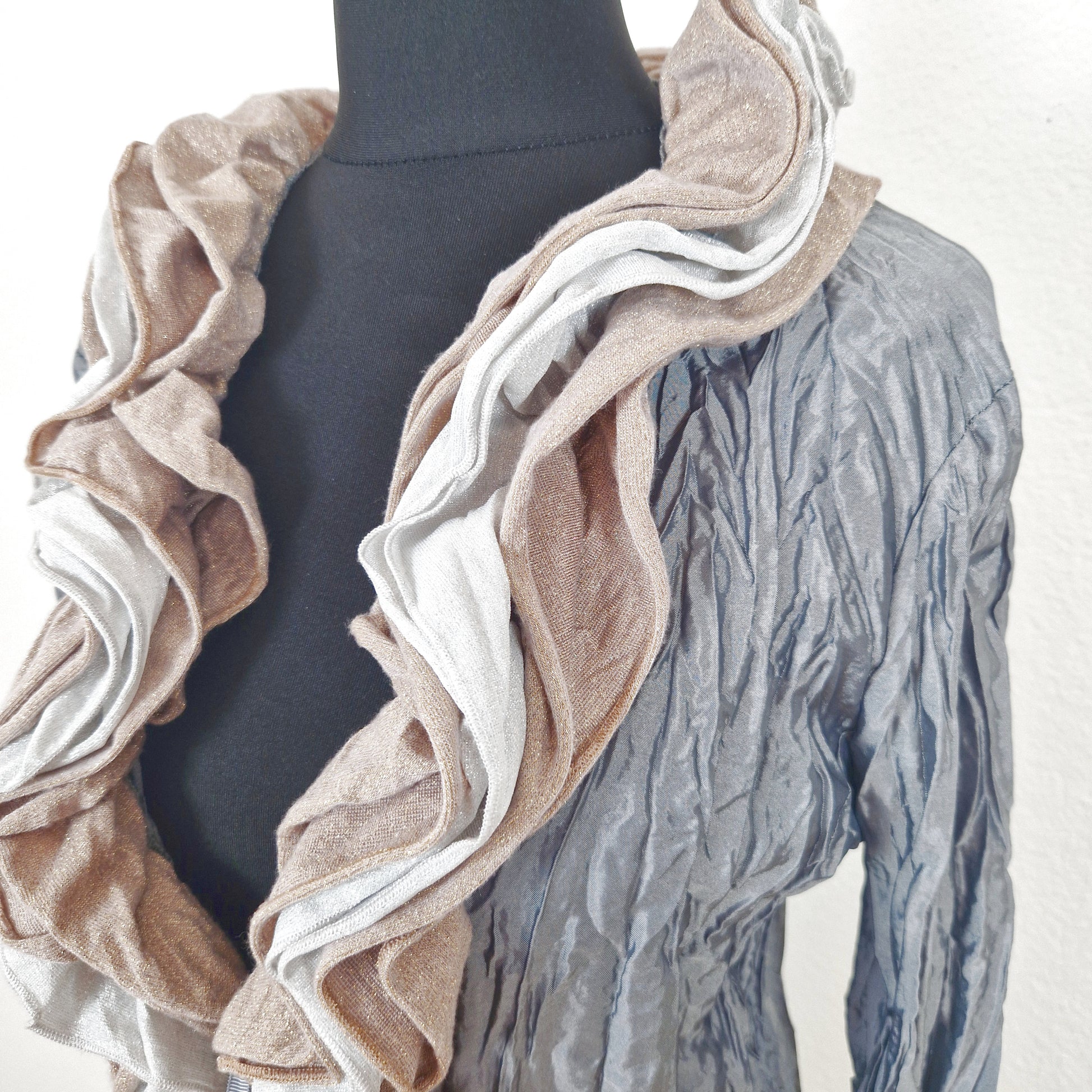 Einzigartiger und nachhaltiger Vintage Cardigan in grau-silber-gold mit Rüschen und Crinkle. Close-up.