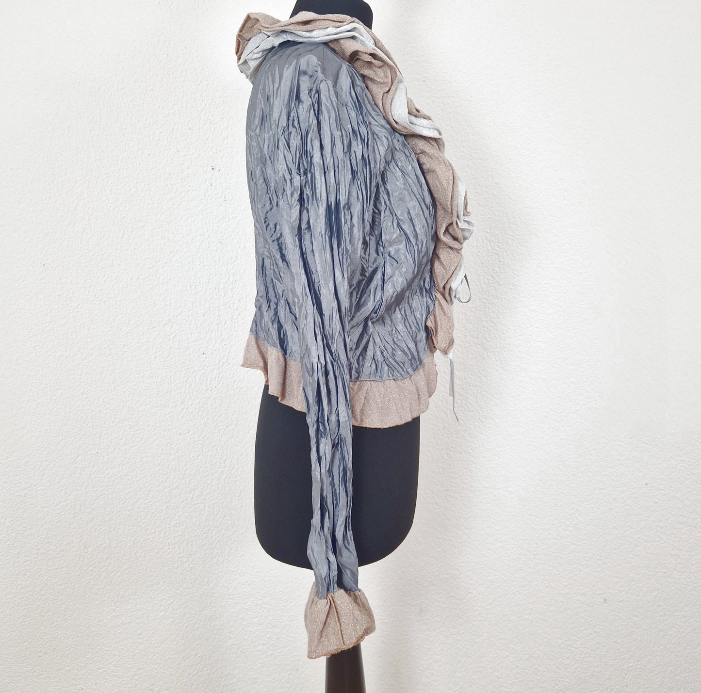 Einzigartiger und nachhaltiger Vintage Cardigan in grau-silber-gold mit Rüschen und Crinkle. Side.