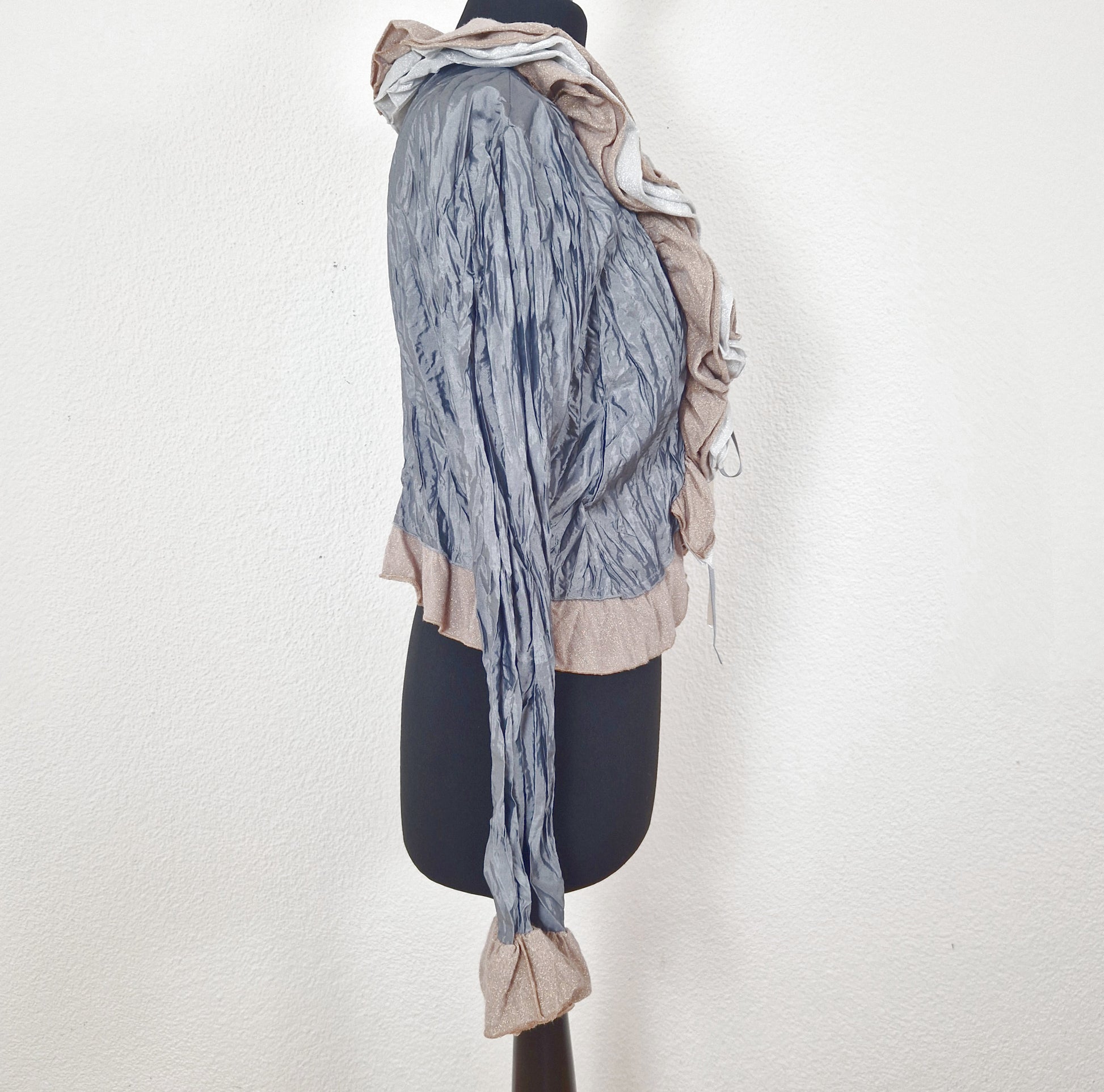 Einzigartiger und nachhaltiger Vintage Cardigan in grau-silber-gold mit Rüschen und Crinkle. Side.