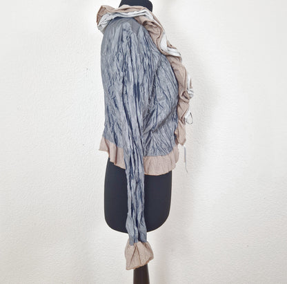 Einzigartiger und nachhaltiger Vintage Cardigan in grau-silber-gold mit Rüschen und Crinkle. Side.