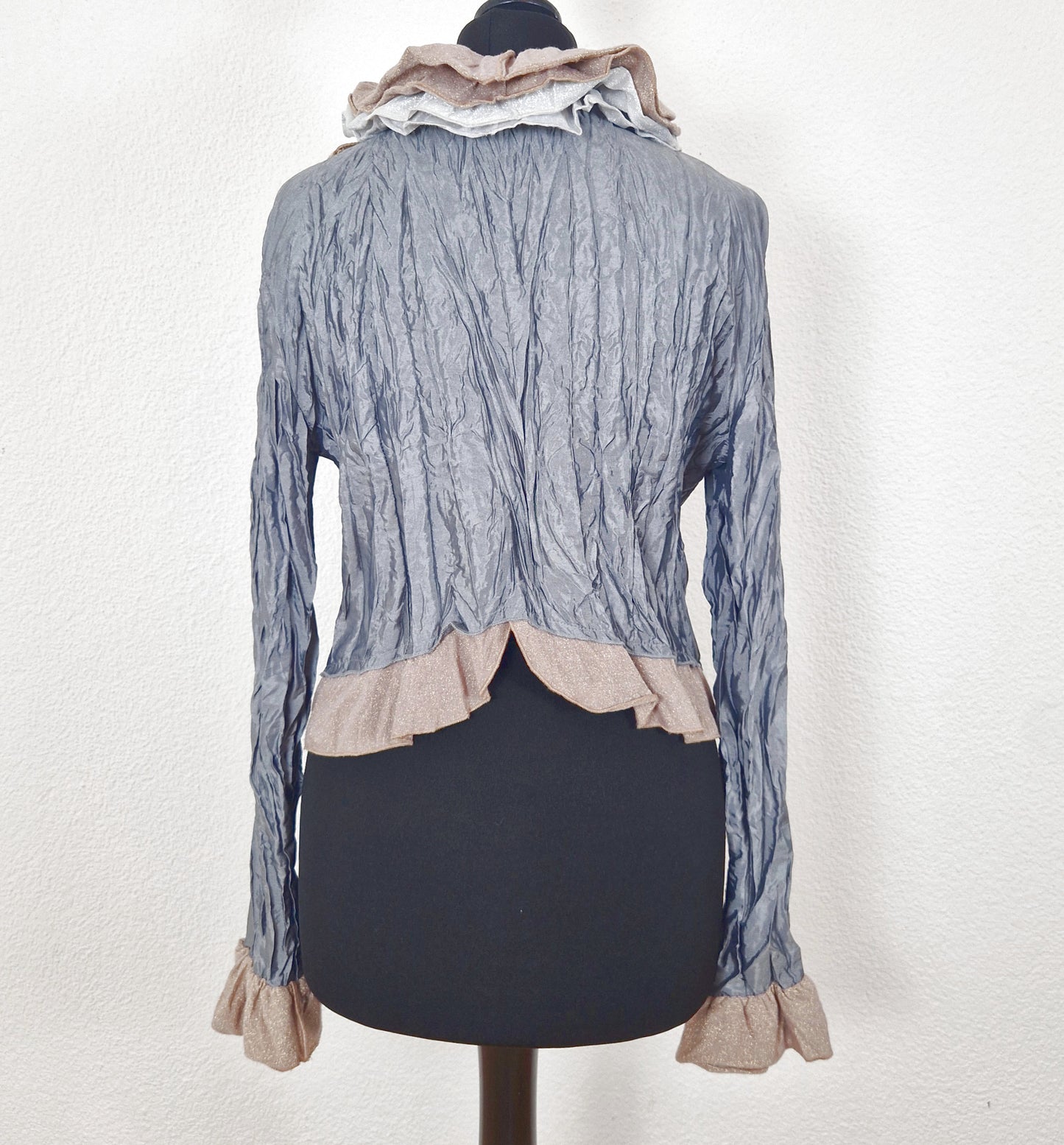 Einzigartiger und nachhaltiger Vintage Cardigan in grau-silber-gold mit Rüschen und Crinkle. Back.